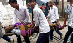 Des hommes transportent un blessé dans une civière à l'hôpital de Kishtwar en Inde le 14 août 2025 après des inondations au Cachemire  ( AFPTV / Imran Shah )