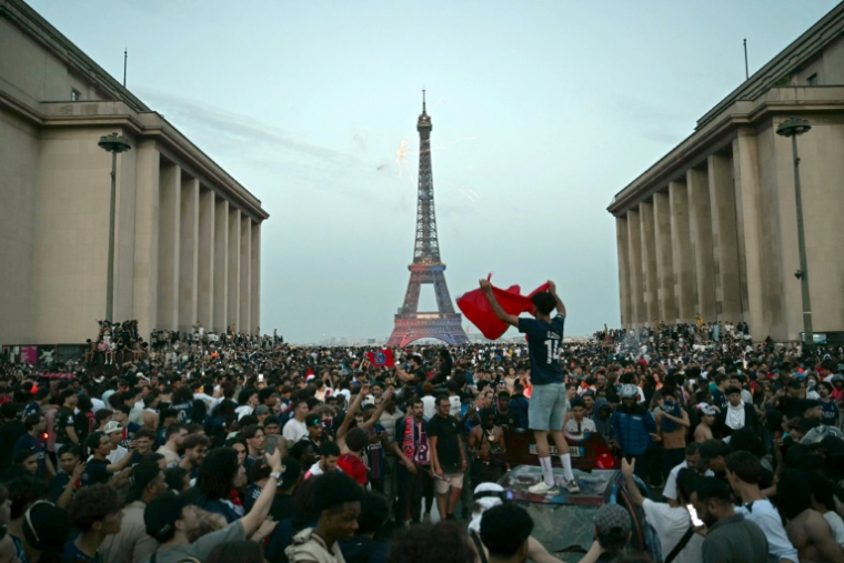 Des supporteurs du Paris Saint-Germain fêtent la victoire des joueurs sacrés champions d'Europe sur la place du Trocadéro à Paris, le 3O mai 2026   ( AFP / LOU BENOIST )