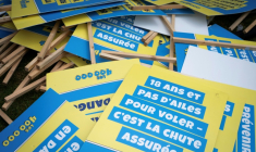 Des dépliants lors d'une manifestation à Paris en soutien aux enfants de l'aide sociale à l'enfance, le 15 mai 2025 ( AFP / LEO VIGNAL )