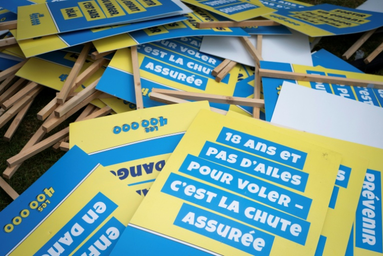 Des dépliants lors d'une manifestation à Paris en soutien aux enfants de l'aide sociale à l'enfance, le 15 mai 2025 ( AFP / LEO VIGNAL )