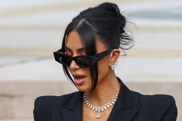 Kim Kardashian quitte le palais de justice après avoir témoigné dans le procès de 10 personnes accusées d'avoir volé des bijoux d'une valeur de millions de dollars