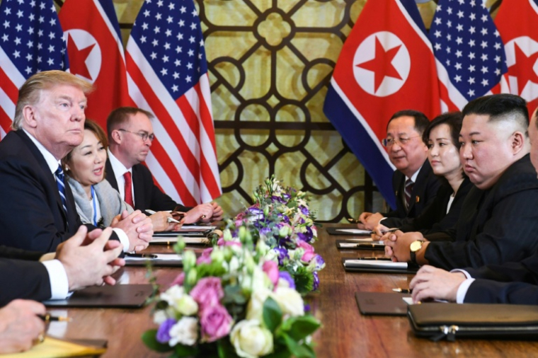 Le président américain Donald Trump et le dirigeant de la Corée du Nord Kim Jong Un lors de leur deuxième sommet, à Hanoi, le 28 février 2019 ( AFP / Saul LOEB )