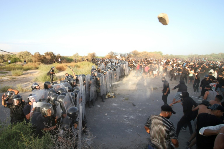 Heurts entre policiers et manifestants à Gabès en Tunisie le 15 octobre 2025 ( AFP / Hasan MRAD )