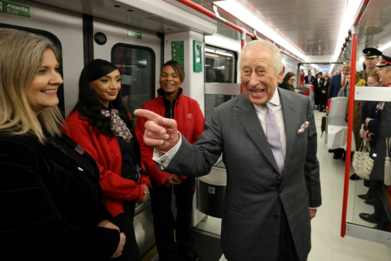 Charles III à bord d'un tram Stadler Class 398 lors d'une visite d'un dépôt de métros à Taff’s Well, au pays de Galles le 14 novembre 2025 ( POOL / Adrian DENNIS )