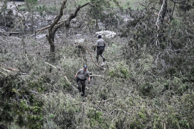 Des secours participent aux recherches après les inondations meurtrières à Kerrville, au Texas, le 6 juillet 2025 ( AFP / RONALDO SCHEMIDT )