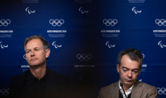 Edgar Grospiron et Cyril Linette au Grand-Bornand, le 3 décembre 2025. ( AFP / ARNAUD FINISTRE )