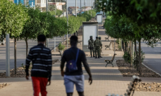 Des soldats patrouillent dans une rue de Bissau le 26 novembre 2025 ( AFP / Patrick MEINHARDT )