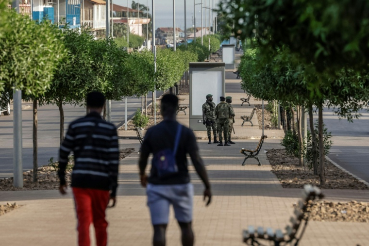 Des soldats patrouillent dans une rue de Bissau le 26 novembre 2025 ( AFP / Patrick MEINHARDT )