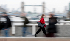 Des employés traversent le London Bridge pendant l'heure de pointe du matin