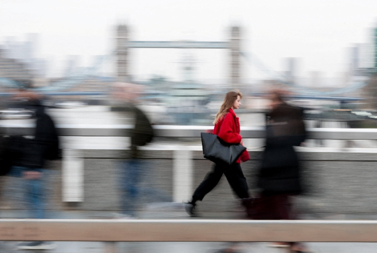Des employés traversent le London Bridge pendant l'heure de pointe du matin