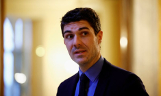 Aurélien Pradié, membre du parti politique Les Républicains, s'adresse aux médias lors d'une pause dans le débat sur le plan de réforme des retraites