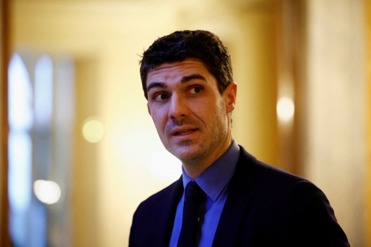 Aurélien Pradié, membre du parti politique Les Républicains, s'adresse aux médias lors d'une pause dans le débat sur le plan de réforme des retraites