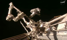 Image extraite d'un flux vidéo en direct de la NASA, datée du 25 août 2026, montre l'astronaute de la NASA Anil Menon (à gauche) et l'astronaute de l'ESA Sophie Adenot (à droite) lors de leur sortie dans l'espace à l'extérieur de la Station spatiale internationale (ISS) ( NASA / Handout )
