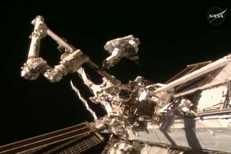 Image extraite d'un flux vidéo en direct de la NASA, datée du 25 août 2026, montre l'astronaute de la NASA Anil Menon (à gauche) et l'astronaute de l'ESA Sophie Adenot (à droite) lors de leur sortie dans l'espace à l'extérieur de la Station spatiale internationale (ISS) ( NASA / Handout )