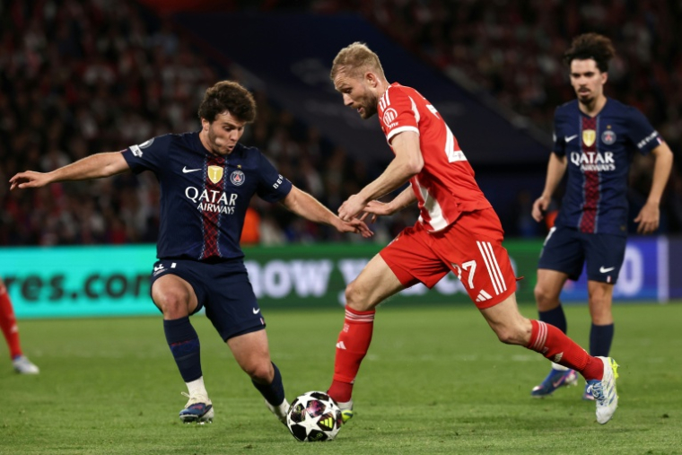 Le Parisien Joao Neves (G) et le joueur du Bayern Munich  Konrad Laimer lors de la demi-finale aller de la Ligue des champions remportée par le PSG 5-4, le 28 avril 2026 au Parc des Princes ( AFP / FRANCK FIFE )