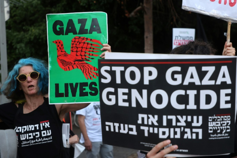 Des militants de gauche israéliens manifestent pour soutenir les civils palestiniens dans la bande de Gaza et protester contre le gouvernement israélien, à Tel Aviv, le 25 août 2025 ( AFP / GIL COHEN-MAGEN )