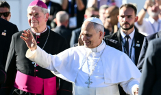 Le pape Léon XIV arrive à la cathédrale Notre-Dame, où il est accueilli par l'évêque de Paris, Laurent Ulrich, le 25 septembre 2026 ( AFP / Alberto PIZZOLI )