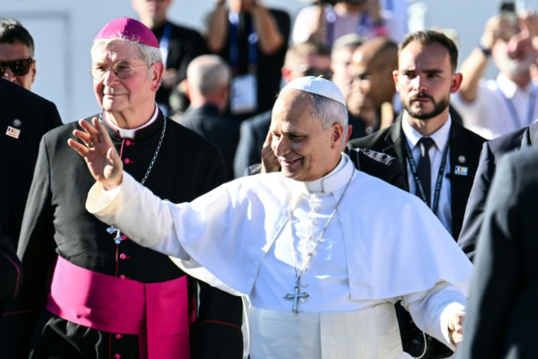 Le pape Léon XIV arrive à la cathédrale Notre-Dame, où il est accueilli par l'évêque de Paris, Laurent Ulrich, le 25 septembre 2026 ( AFP / Alberto PIZZOLI )