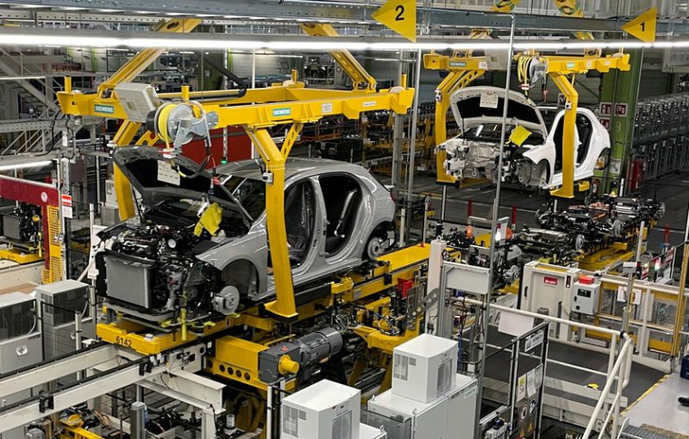 Vue générale d'une chaîne de production du constructeur automobile allemand Mercedes-Benz dans une usine, à Rastatt, en Allemagne