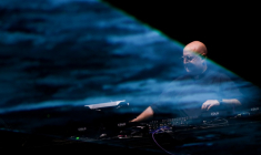 Le prêtre et DJ portugais Padre Guilherme se produit lors d'un événement de musique électronique gratuit sur la Plaza de Mayo, à Buenos Aires, le 18 avril 2026, organisé en hommage au pape François pour le premier anniversaire de sa mort ( AFP / Tomas CUESTA )
