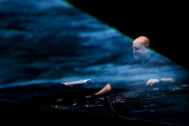 Le prêtre et DJ portugais Padre Guilherme se produit lors d'un événement de musique électronique gratuit sur la Plaza de Mayo, à Buenos Aires, le 18 avril 2026, organisé en hommage au pape François pour le premier anniversaire de sa mort ( AFP / Tomas CUESTA )