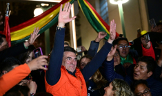 Le sénateur de centre-droit Rodrigo Paz salue ses partisans après le résultat de l'élection présidentielle, le 17 août 2025 à La Paz, en Bolivie ( AFP / Martin BERNETTI )
