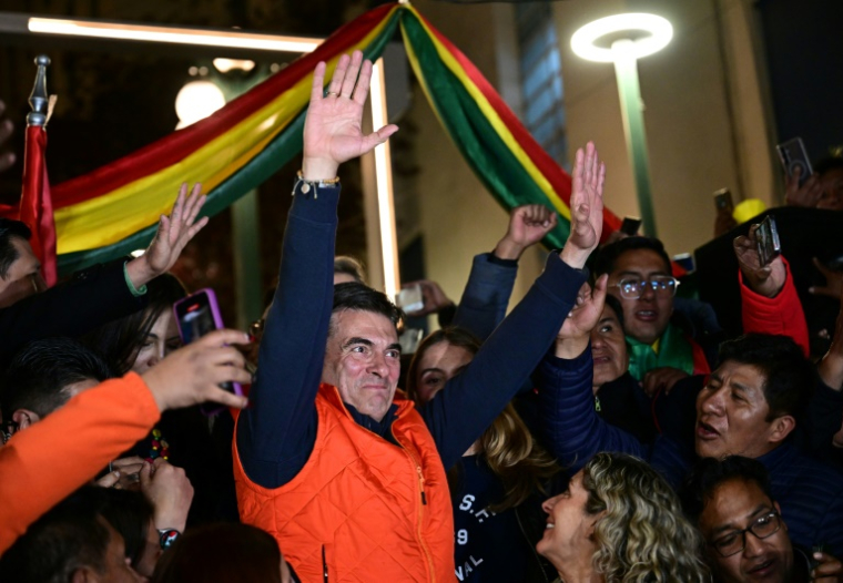 Le sénateur de centre-droit Rodrigo Paz salue ses partisans après le résultat de l'élection présidentielle, le 17 août 2025 à La Paz, en Bolivie ( AFP / Martin BERNETTI )