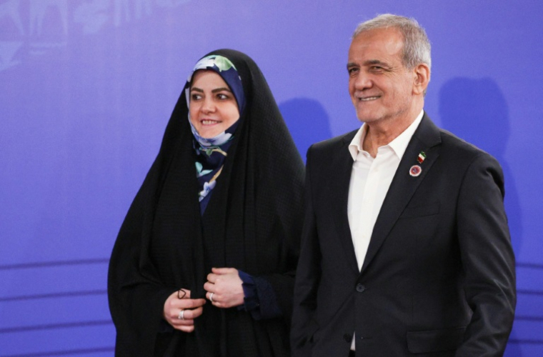 Le président iranien Massoud Pezeshkian et sa fille Zahra à Bichkek, le 31 août 2026 au Kirghizstan ( POOL / Vyacheslav PROKOFYEV )