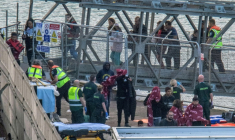 Des secouristes britanniques portent secours à des migrants qui tentaient de traverser la Manche à Douvres, dans le sud-est de l'Angleterre, le 12 août 2023 ( AFP / Stuart Brock )