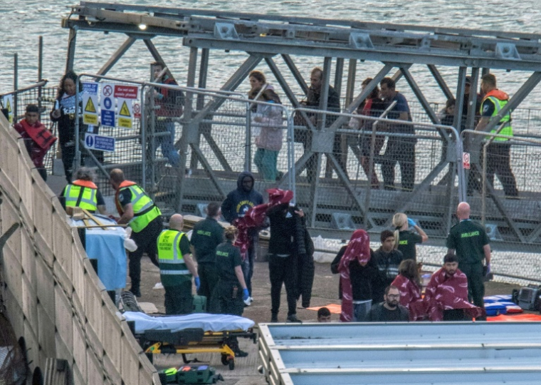 Des secouristes britanniques portent secours à des migrants qui tentaient de traverser la Manche à Douvres, dans le sud-est de l'Angleterre, le 12 août 2023 ( AFP / Stuart Brock )