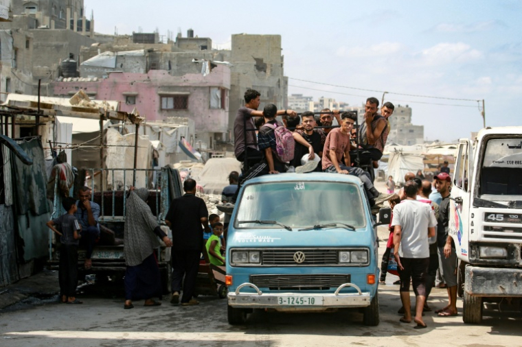 Des Palestiniens entassés sur une voiture servant de transport public, à Gaza-ville le 8 août 2025 ( AFP / Bashar TALEB )