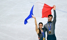 Les Français Laurence Fournier Beaudry et Guillaume Cizeron champions olympiques de danse sur glace, le 11 février 2026 à Milan ( AFP / JULIEN DE ROSA )