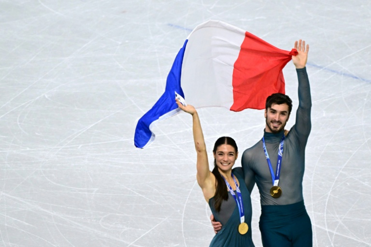 Les Français Laurence Fournier Beaudry et Guillaume Cizeron champions olympiques de danse sur glace, le 11 février 2026 à Milan ( AFP / JULIEN DE ROSA )