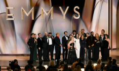 La scénariste américaine Katie Dippold et des membres de la distribution acceptent le prix de la meilleure série comique pour "Widow's Bay" lors de la 78e cérémonie des Emmy Awards au Peacock Theatre du LA Live, à Los Angeles, le 14 septembre 2026 ( AFP / Patrick T. Fallon )