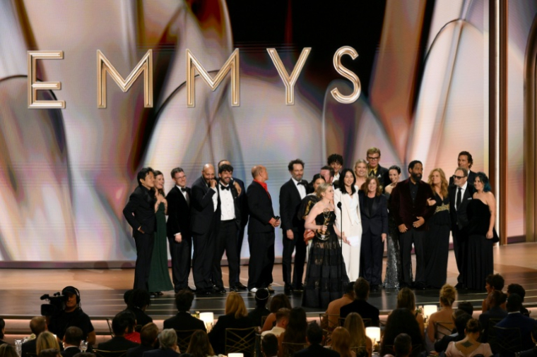 La scénariste américaine Katie Dippold et des membres de la distribution acceptent le prix de la meilleure série comique pour "Widow's Bay" lors de la 78e cérémonie des Emmy Awards au Peacock Theatre du LA Live, à Los Angeles, le 14 septembre 2026 ( AFP / Patrick T. Fallon )