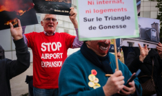 Des opposants à l'expansion de l'aéroport Paris-Charles de Gaulle manifestent devant le siège du Groupe ADP le 12 octobre 2026 à Roissy-en-France ( AFP / Dimitar DILKOFF )