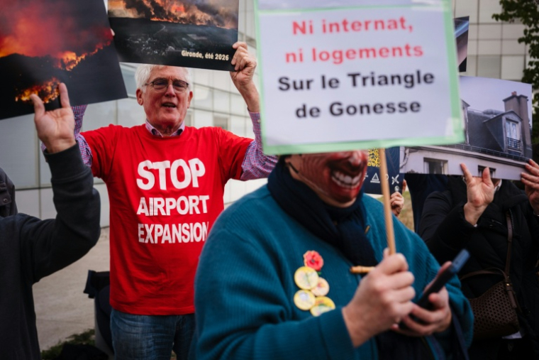 Des opposants à l'expansion de l'aéroport Paris-Charles de Gaulle manifestent devant le siège du Groupe ADP le 12 octobre 2026 à Roissy-en-France ( AFP / Dimitar DILKOFF )