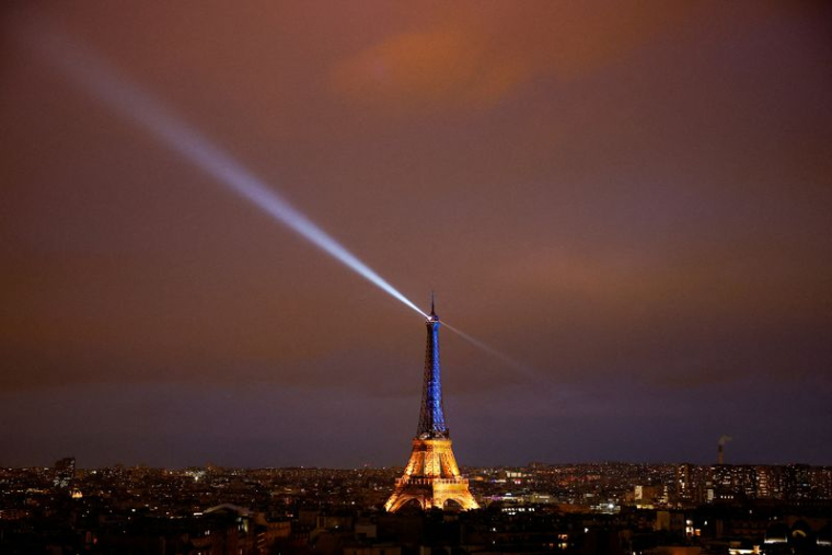 La tour Eiffel est illuminée aux couleurs de l'Ukraine