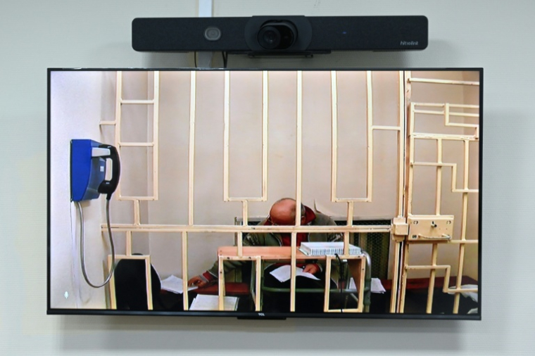 Pavel Popov, ex-vice ministre russe de la Défense, écoute par vidéoconférence depuis une cellule sa condamnation dans une affaire de corruption par un tribunal militaire de Moscou le 10 avril 2026 ( AFP / Igor IVANKO )