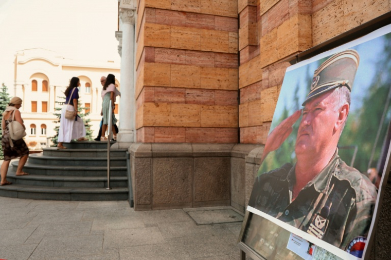 Une photo de l'ex-chef militaire des Serbes de Bosnie Ratko Mladic, devant la cathédrale orthodoxe à Banja Luka, la capitale de l'entité serbe de Bosnie, la Republika Srpska, le 28 août 2026 ( AFP / STRINGER )