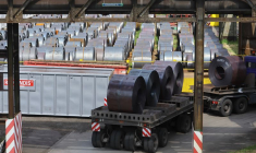 Des bobines d'acier sont alignées dans l'aciérie de ThyssenKrupp à Duisbourg