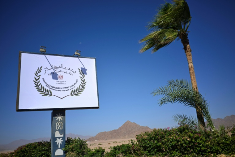 Un panneau annonce le sommet de la paix du 13 octobre 2025 à Charm el-Cheikh, en Egypte ( AFP / Khaled DESOUKI )