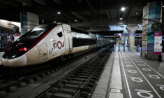 Une vingtaine de trains grandes lignes sur 700 prévus vont être affectés par les grèves, vendredi 16 décembre ( AFP / STEPHANE DE SAKUTIN )