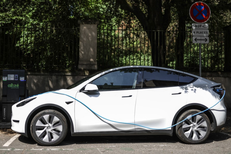 Une voiture électrique en charge à Toulouse le 17 juillet 2023. ( AFP / CHARLY TRIBALLEAU )