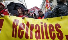 Des syndicalistes de la CGT manifestent le 16 octobre 2015 à Paris ( AFP / PATRICK KOVARIK )