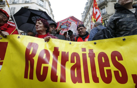 Des syndicalistes de la CGT manifestent le 16 octobre 2015 à Paris ( AFP / PATRICK KOVARIK )