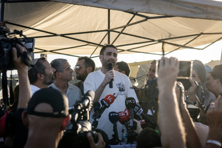 L'ex-otage israélien à Gaza, Avinatan Or, s'exprime devant la foule dans la colonie de Shiloh en Cisjordanie, le 21 octore 2025. ( AFP / John Wessels )