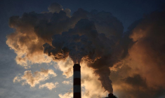 Photo d'archives: De la fumée et de la vapeur s'échappent de la centrale électrique de Belchatow, en Pologne