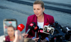 La Première ministre par intérim du Danemark, Mette Frederiksen, s'adresse aux journalistes après un entretien avec le roi Frederik X dans la municipalité d'Odense, le 1er juin 2026 ( Ritzau Scanpix / Sebastian Elias Uth )