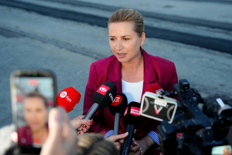 La Première ministre par intérim du Danemark, Mette Frederiksen, s'adresse aux journalistes après un entretien avec le roi Frederik X dans la municipalité d'Odense, le 1er juin 2026 ( Ritzau Scanpix / Sebastian Elias Uth )